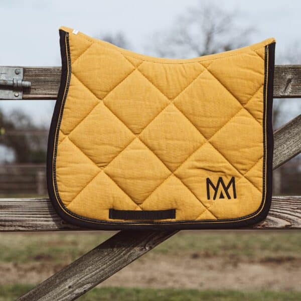 tapis de selle jaune et noir